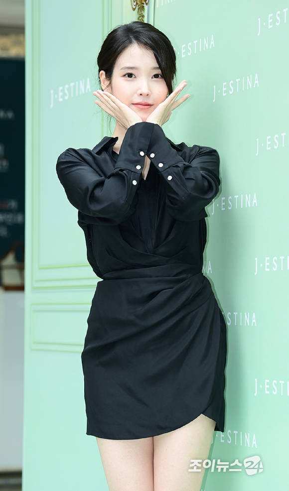 가수 겸 배우 아이유가 11일 오후 서울 송파구 제이에스티나 본사에서 열린 포토행사에 참석하고 있다. [사진=정소희 기자]