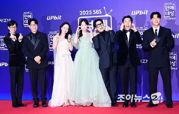 '런닝맨' 유재석-지석진-송지효-지예은-하하-양세찬-김종국이 30일 오후 서울 마포구 상암동 SBS 프리즘타워에서 열린&nbsp;2025 SBS 연예대상&nbsp;레드카펫 행사에 참석하고 있다. [사진=정소희 기자]