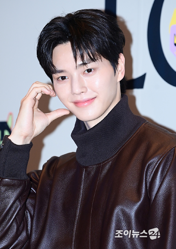 배우 송강이 20일 오후 서울 CGV 용산아이파크몰에서 열린 로에베 '루이스 웨인 사랑을 그린 고양이 화가' 스크리닝 이벤트 포토콜 행사에 참석하고 있다. [사진=정소희 기자]