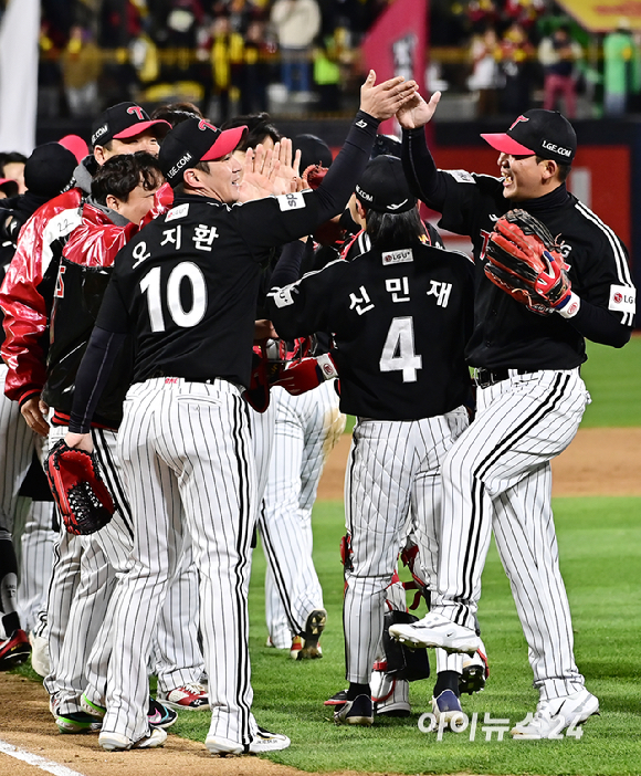 LG 트윈스는 10일 수원 KT 위즈파크에서 열린 KT 위즈와 2023 신한은행 SOL KBO 포스트시즌 한국시리즈 3차전에서 8–7로 승리를 거뒀다. 승리를 거둔 LG 선수들이 기뻐하고 있다. [사진=곽영래 기자]