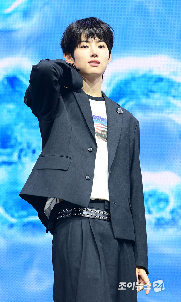 그룹 아이딧 장용훈이 15일 오후 서울 광진구 광장동 예스24라이브홀에서 아이딧(IDID) 첫 번째 미니 앨범 '아이 디드 잇.(I did it.)' 발매 기념 데뷔 쇼케이스에 참석해 타이틀곡 '제멋대로 찬란하게' 무대를 선보이고 있다. [사진=정소희 기자]