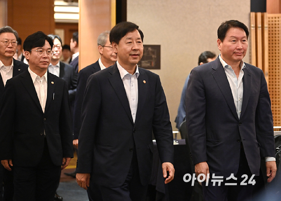 구윤철 부총리 겸 기획재정부 장관, 최태원 대한상의 회장, 김영훈 고용노동부 장관 등이 4일 서울 중구 롯데호텔 사파이어볼룸에서 대한상공회의소&middot;한국경제인협회&middot;한국중견기업연합회가 연 기업성장포럼 출범식에 참석하고 있다. [사진=곽영래 기자]