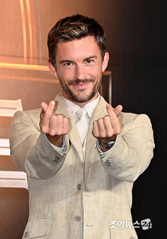 할리우드 배우 루퍼트 프렌드, 스칼렛 요한슨, 조나단 베일리, 가렛 에드워즈 감독이 1일 오후 서울 종로구 포시즌스 호텔 서울에서 열린 영화 '쥬라기 월드: 새로운 시작' 내한 기자간담회에서 포토타임을 갖고 있다. [사진=곽영래 기자]