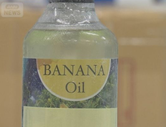 바닥에 주저 앉아 좀비담배를 피우고 있는 모습. [사진=X 갈무리]