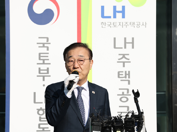 김윤덕 국토교통부 장관이 지난해 11월 20일 서울 용산구 갈월동 HJ중공업 건설 부문 본사에서 열린 '국토부&middot;LH 합동 주택 공급 TF' 및 'LH 주택공급특별추진본부 현판식'에서 취재진의 질문에 답하고 있다. [사진=연합뉴스]