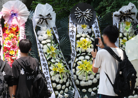 지난 1일 서울 강동구 배재고 앞에 근조화환이 놓여 있다. [사진=연합뉴스 ]