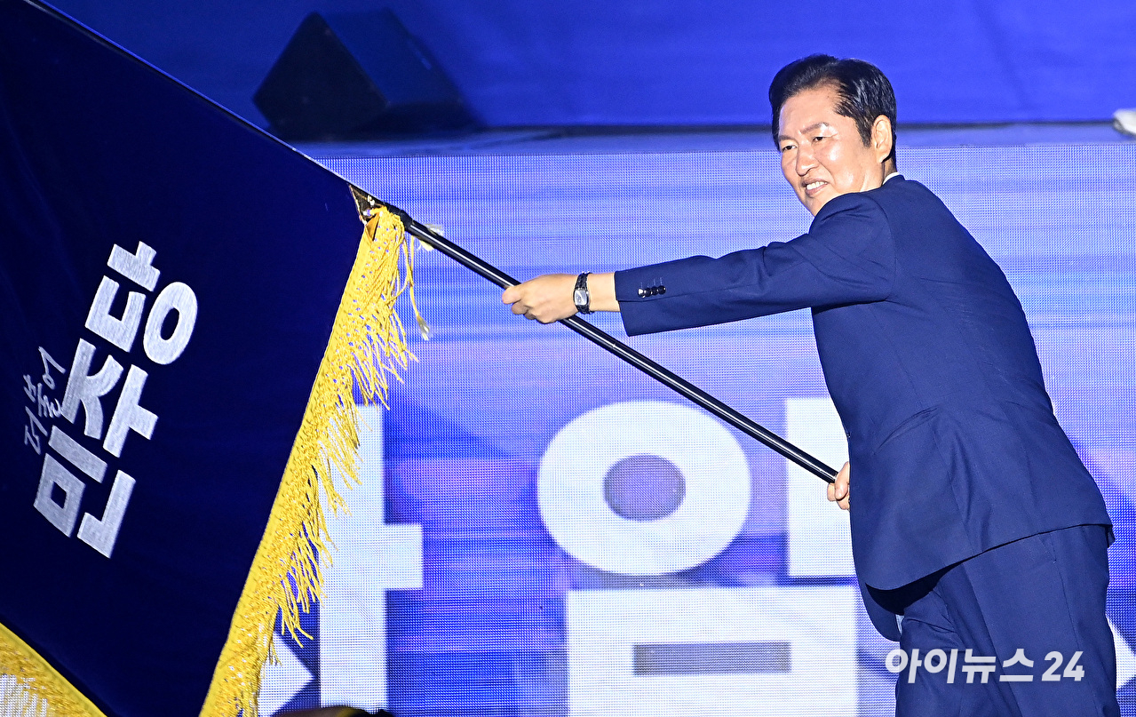 정청래 더불어민주당 신임 대표가 2일 경기 고양시 킨텍스에서 열린 제2차 임시전국당원대회에서 당기를 흔들고 있다. [사진=곽영래 기자]