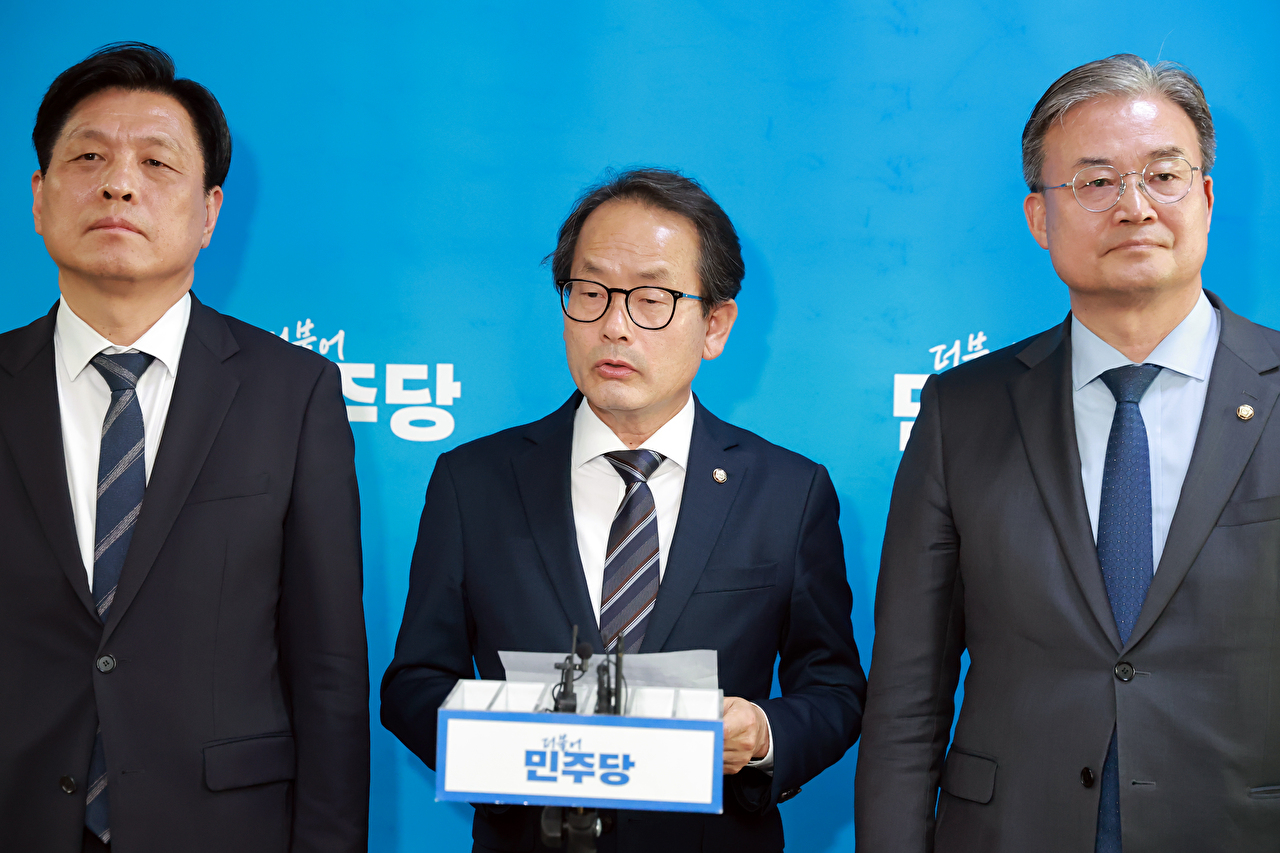 대장동 일당으로부터 금품을 받은 혐의로 법정 구속됐다가 지난해 보석으로 석방된 김용 전 민주연구원 부원장이 지난 13일 국회에서 가진 기자간담회에서 검찰 기소의 부당함에 대해 설명하고 있다. 2026.4.13 [사진=연합뉴스]