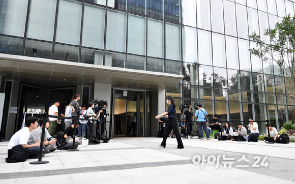 구속 수감된 윤석열 전 대통령이 김건희 여사 연루 의혹을 수사하는 민중기 특별검사팀에 불출석한 30일 김건희 특검팀이 근무 중인 서울 종로구 사무실앞에 취재진들이 대기하고 있다. [사진=곽영래 기자]