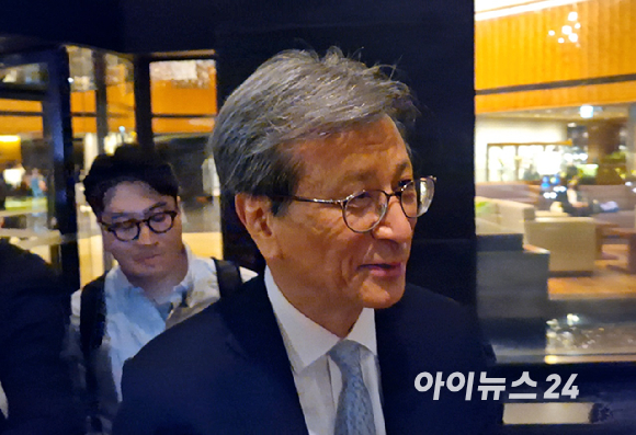 이재용 삼성전자 회장(맨 앞줄, 왼쪽 끝)이 30일 서울 중구 호텔신라에서 열린 제35회 삼성호암상 시상식에서 수상자와 그 배우자들과 기념사진을 찍고 있다. [사진=호암재단]