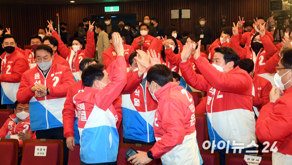 권영세 선대본부장을 비롯한 당직자들이 10일 새벽 여의도 국회 도서관에 마련된 제20대 대선 개표상황실에서 득표율이 역전되자 환호하고 있다. [사진=김성진 기자]