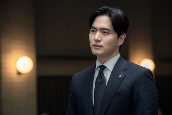 배우 이진욱이 JTBC 토일드라마 '에스콰이어' 인터뷰에 앞서 포즈를 취하고 있다. [사진=BH엔터테인먼트]