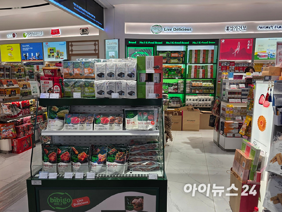 인천공항 제2여객터미널의 한 면세점 입구에 김치와 감귤초콜릿 등 K푸드가 배치돼 있다. [사진=구서윤 기자]