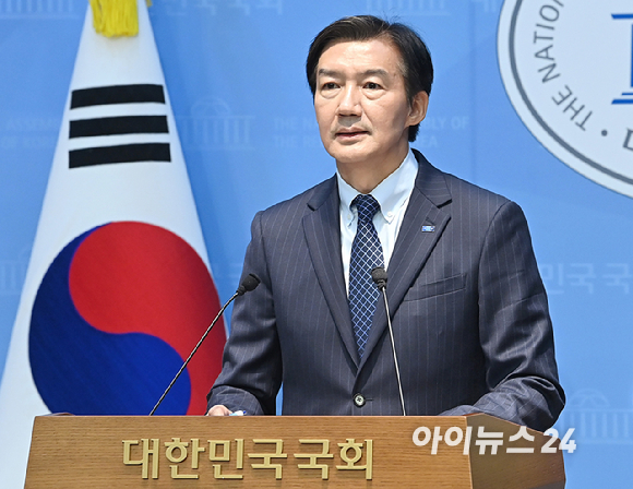 조국 조국혁신당 평택을 국회의원 후보가 20일 서울 여의도 국회 소통관에서 기자화견을 하고 있다. [사진=곽영래 기자]