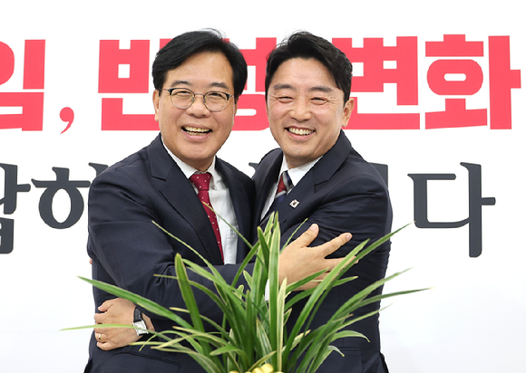 더불어민주당 김병기 당대표 직무대행 겸 원내대표가 17일 서울 여의도 국회에서 대통령실 강훈식 비서실장과 우상호 정무수석을 접견하고 있다. [사진=연합뉴스]