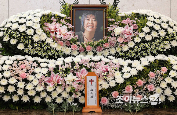가수 옥희(본명 김광숙)의 빈소가 21일 오후 서울 송파구 서울아산병원 장례식장 22호에 마련된 가운데 배우자 홍수환 씨가 빈소를 지키고 있다. 2026.06.21 [사진=사진공동취재단]