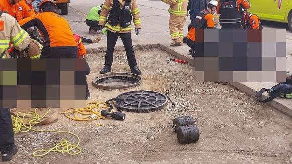 19일 오전 10시 54분께 전북 진안군 성수면에서 하수도 정비 사업을 위해 맨홀 내부에서 오수관 작업을 하던 4명이 의식을 잃고 쓰러지는 사고가 났다. 이들 중 2명은 중상, 2명은 경상을 입어 병원 이송 중이다. 사진은 사고 현장. [사진=독자 제공, 연합뉴스]