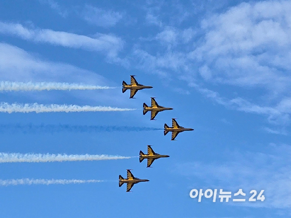  공군 특수비행팀 블랙이글스가 17일 서울공항에서 비행하고 있다. [사진=최란 기자]
