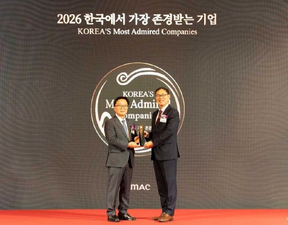 이건명 에쓰오일 국내영업본부장(오른쪽)이 10일 열린 '2026 한국에서 가장 존경받는 기업'시상식에서 한수희 한국능률협회컨설팅(KMAC) 대표(왼쪽)와 기념 촬영을 하고 있다. [사진=에쓰오일]