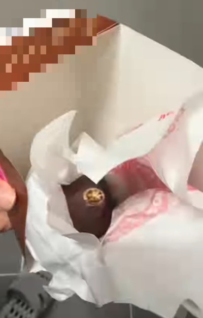 편의점 군고구마가 담배 상자 안에 담겨 왔다는 사연이 논란이다. [사진=스레드 캡처]