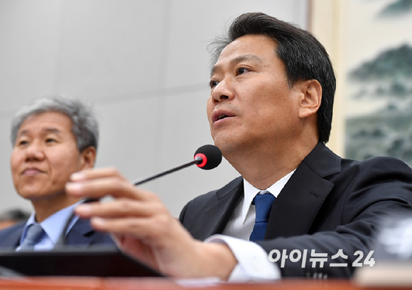 임종석 전 대통령 비서실장은 야당 진영 내에서 자신을 향해 윤석열 대통령 집권 책임론이 제기되는 것에 대해 "윤석열 (당시) 검사에게 모두가 속은 것"이라고 말했다. 위 사진은 임 전 비서실장이 지난 2018년 11월13일 오후 서울시 여의도 국회에서 예산안 심사를 위해 열린 운영위원회 전체회의에서 의원 질문에 답변하는 모습. [사진=아이뉴스24 포토DB]