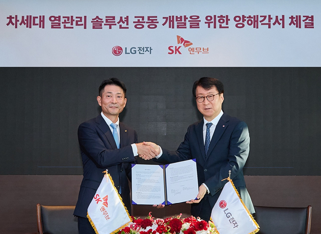업무협약식에 참여한 김원기 SK엔무브 사장(왼쪽)과 이재성 LG전자 ES사업본부장 사장. [사진=LG전자]