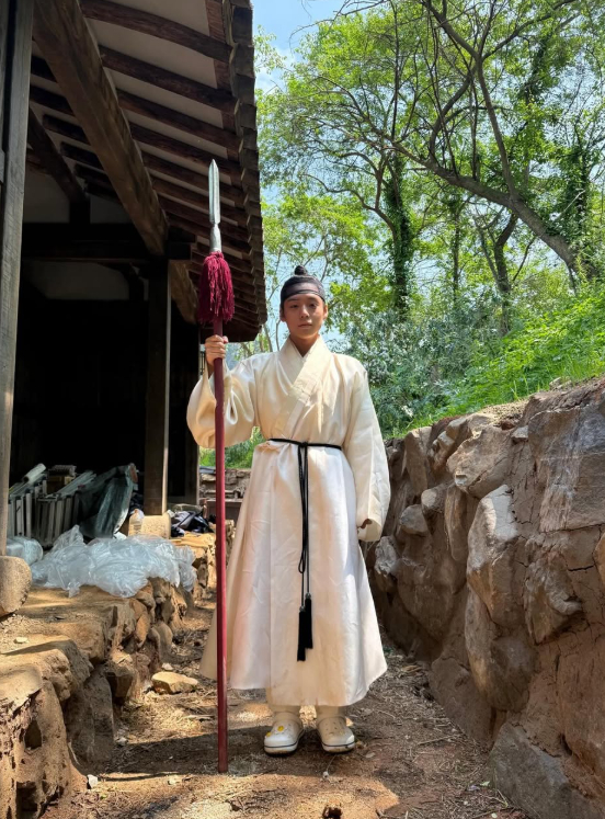 배우 박지훈 소속사가 영화 '왕과 사는 남자' 900만 돌파를 기념해 촬영장 비하인드 사진을 공개했다. [사진=YY엔터테인먼트 인스타그램 ]