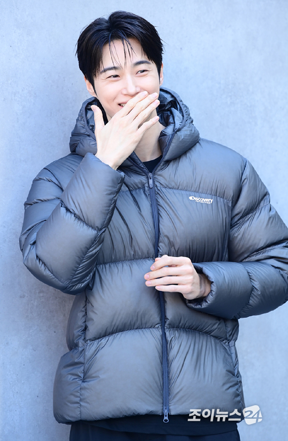 배우 변우석이 23일 오후 서울 성동구 코사이어티 서울숲에서 진행된 DISCOVERY WINTER BASE CAMP 포토콜 행사에 참석하고 있다. [사진=정소희 기자]