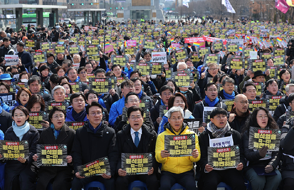 17일 서울 종로구 광화문광장에서 윤석열 즉각퇴진·사회대개혁비상행동 주최로 열린 윤석열 즉각 파면 촉구 각계 긴급시국선언 집회에서 민주당 박찬대 원내대표를 비롯한 참가자들이 구호를 외치고 있다. 2025.3.17 [사진=연합뉴스]