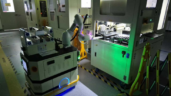 LG화학 자동화 로봇이 로봇 자동화 실험실(ASL)에서 야간 분석 실험을 하고 있다. [사진=LG화학]