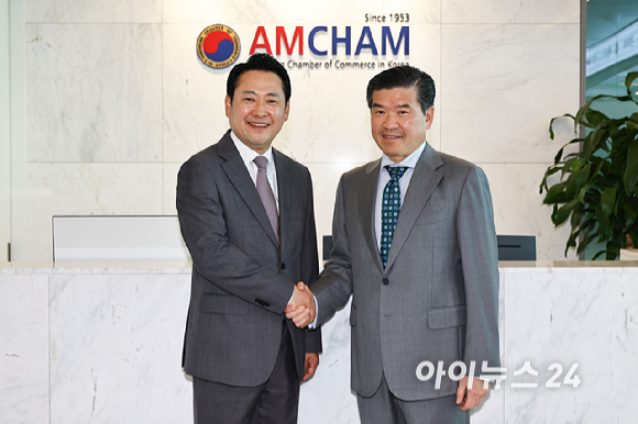 장동혁 국민의힘 대표와 제임스 김 주한미국상공회의소 회장이 4일 오후 서울 여의도 주한미국상공회의소에서 열린 국민의힘-주한미국상공회의소(AMCHAM) 간담회에 앞서 기념촬영을 하고 있다. [사진=곽영래 기자]