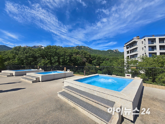 안토 비회원 캐빈 객실에서 바라본 북한산 전경. [사진=박은경 기자]