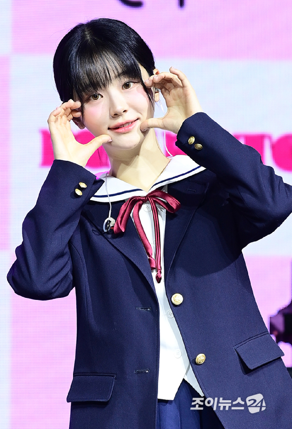 걸밴드 QWER 쵸단이 1일 오전 서울 마포구 신촌 원더로크홀에서 열린 QWER(큐더블유이알) 미니 1집 '마니또(MANITO)' 쇼케이스에 참석하고 있다. [사진=정소희 기자]