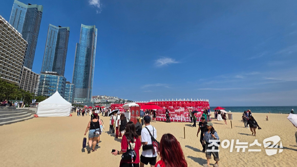 12일 부산시 해운대구 해운대 해수욕장에서 열린 'BTS 더 시티 아리랑 부산' 오프라인 액티비티 '러브 송 라운지', '러브 쿼터' 현장 이미지. [사진=정지원 기자]