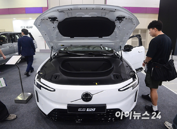 'EV 트렌드 코리아 2026'이 25일 서울 강남구 코엑스에서 열렸다. 볼보자동차코리아 부스에서 전기 세단 ES90, 전기 SUV EX90이 전시되고 있다. [사진=정소희 기자]