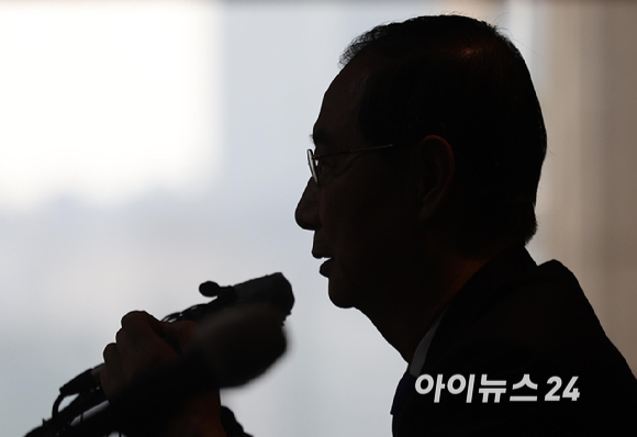 한덕수 무소속 대선 예비후보가 7일 서울 중구 한국프레스센터에서 서울외신기자클럽 초청 기자간담회를 갖고 있다. [사진=국회사진취재단]