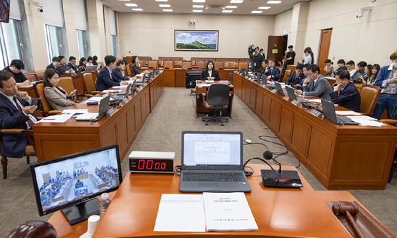 정부조직법 개정에 따라 에너지 관련 업무가 추가된 환경부의 명칭이 기후에너지환경부로 변경돼 국회의 소관 상임위인 환경노동위원회의 이름도 변경된 1일, 국회에서 열리기로 예정된 기후에너지환경노동위원회 전체회의가 국정감사 증인 명단에 대한 이견으로 지연되고 있다. [사진=연합뉴스]