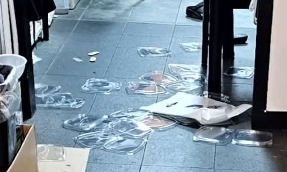 만취한 남성이 새벽에 식당에 들어와 내부를 흐트러트리는 CCTV 영상이 공개됐다. [사진=JTBC '사건반장' 캡처]