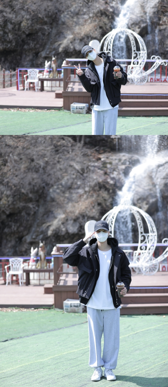 골든차일드 이대열이 29일 육군 3사단에 현역으로 입대하며 포즈를 취하고 있다. [사진=울림엔터테인먼트]