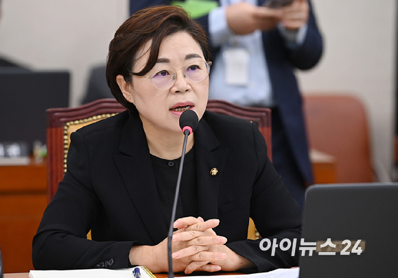 김정재 국민의힘 의원이 13일 서울 여의도 국회 국토교통위원회에서 열린 국토교통부 등에 대한 국정감사에서 지난 본회의 중 '호남에는 불이 안 나나'라는 발언에 대해 사과하고 있다. [사진=곽영래 기자]