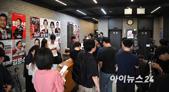 13일 오후 대전 서구 배재대학교에서 열린 국민의힘 충청·호남권 합동연설회에서 당 대표 후보들이 기념사진을 찍고 있다. 왼쪽부터 김문수, 장동혁, 안철수, 조경태 후보. [사진=연합뉴스]