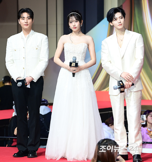 그룹 데이식스 영케이-아이브 장원영-NCT드림 재민이 25일 오후 인천광역시 중구 운서동 인스파이어 아레나에서 열린 '2025 SBS 가요대전' 레드카펫 행사에 참석하고 있다.&nbsp;