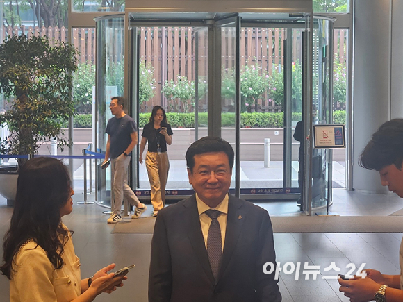 이찬희 삼성 준법감시위원장이 26일 삼성생명 서초사옥에서 4기 준감위 정례회의에 앞서 기자들과 만나 질문에 답하고 있다. [사진=설재윤 기자]