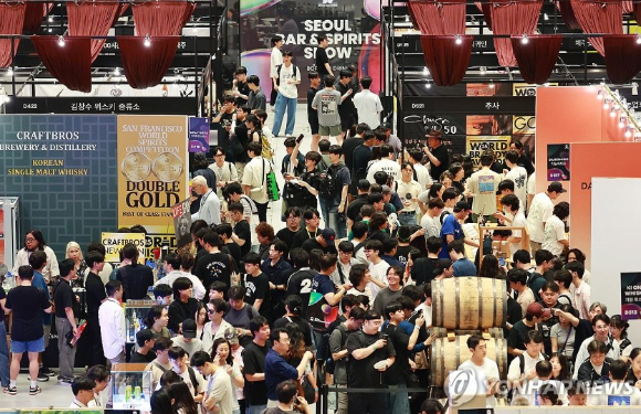 지난달 서울 강남구 코엑스에서 열린 2025 서울바앤스피릿쇼에서 관람객들이 부스를 둘러보고 있다. [사진=연합뉴스]