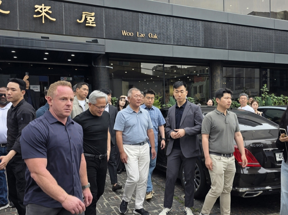 젠슨 황 엔비디아 최고경영자와 정의선 현대차그룹 회장이 지난 7일 우래옥에서 만났다. [사진=연합뉴스]