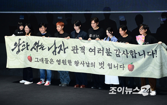 17일 오후 서울 강남구 삼성동 메가박스 코엑스점에서 열린 영화 '왕과 사는 남자' 1,300만 돌파 흥행 감사 무대 인사에서 장항준 감독을 비롯한 배우 유해진, 박지훈, 유지태, 전미도, 김민, 이준혁(막동아재), 김수진(막동어멈), 박지윤(막동이)이 참석하고 있다. [사진=정소희 기자]