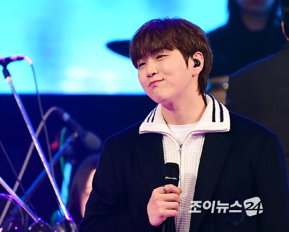 B1A4 산들이 23일 오후 서울 노원구 광운대학교 동해문화예술관에서 열린 '뮤지컬&middot;OST 콘서트-봄이 오는 소리'에서 무대를 선보이고 있다. [사진=정소희 기자]