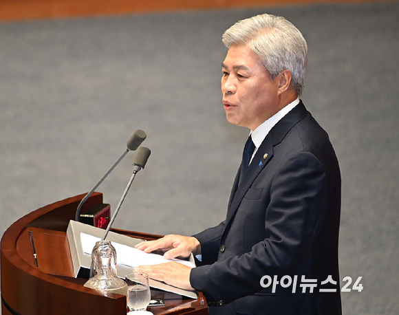 서왕진 조국혁신당 원내대표가 15일 서울 여의도 국회에서 열린 본회의에서 비교섭단체 대표 발언을 하고 있다. [사진=곽영래 기자]