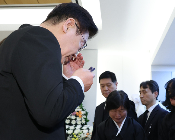 이재명 대통령이 27일 서울 종로구 서울대병원 장례식장에 마련된 고 이해찬 전 국무총리 빈소에서 유가족을 위로한 뒤 눈물을 닦고 있다. 2026.1.27 [사진=연합뉴스]