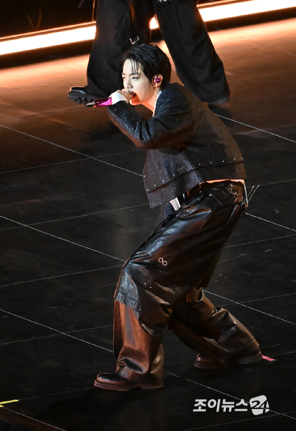 방탄소년단(BTS)이 21일 오후 서울 광화문 광장에서 정규 5집 '아리랑(ARIRANG)' 앨범 발매를 기념해 컴백 무대를 선보이고 있다. [사진=사진공동취재단]